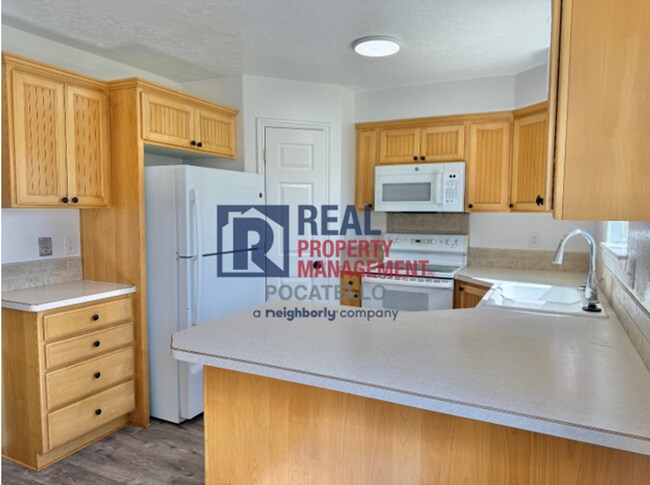 Building Photo - 5 Bedroom 3.5 Bath Duplex - 2 car garage