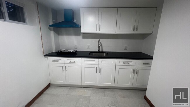 Foto del edificio - FRESHLY GUT RENOVATED 2 BEDROOMS PLATTWOOD...
