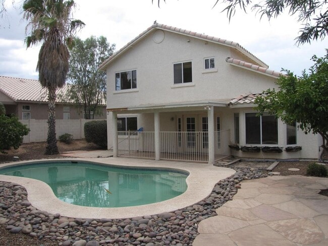 Building Photo - 5 bedroom 3 bath