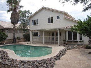 Building Photo - 2050 W 3 Oaks Dr