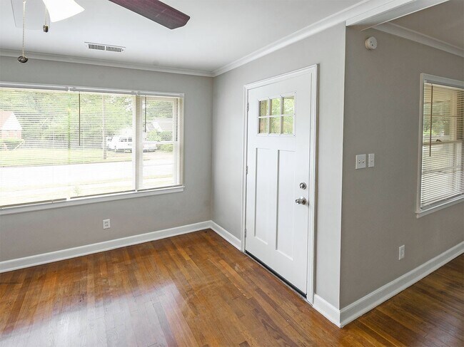 Foto del edificio - Newly updated 3 bed, 2 bath near U of M