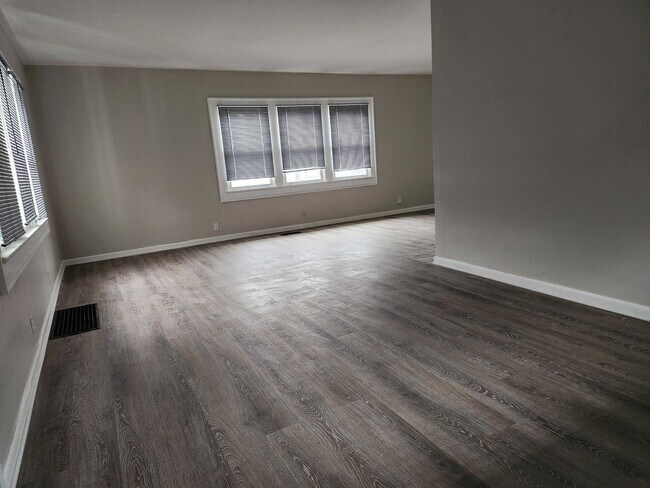 Foto del edificio - Welcome to this charming 2-bedroom, 1-bathroom single-family home located in the heart of Indiana...