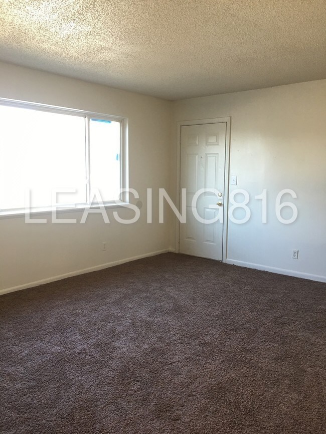 Building Photo - Lower 4-Plex Apartment Available