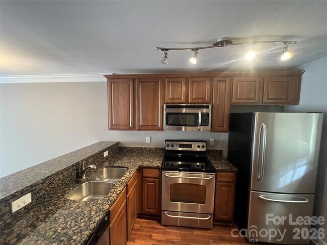 Building Photo - 1336 Green Oaks Ln