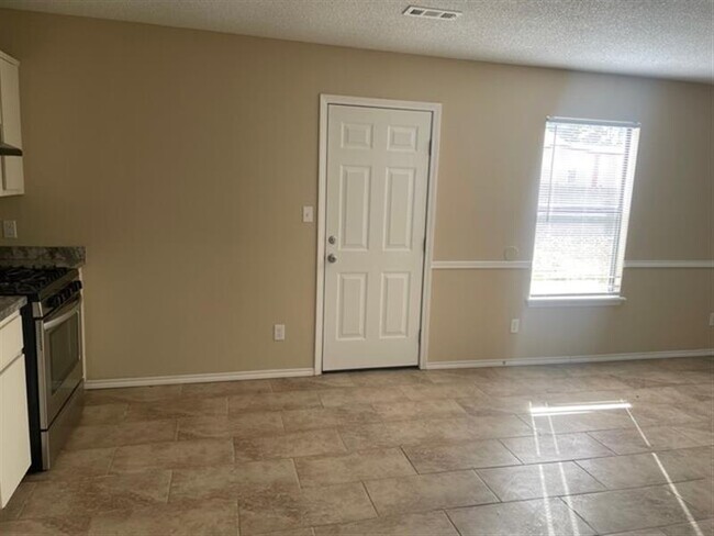 Building Photo - Barling home