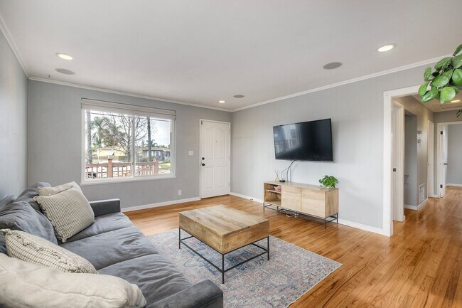 Foto del edificio - 3Bed/1Bath Charming Home in South Oceanside~ Moreno