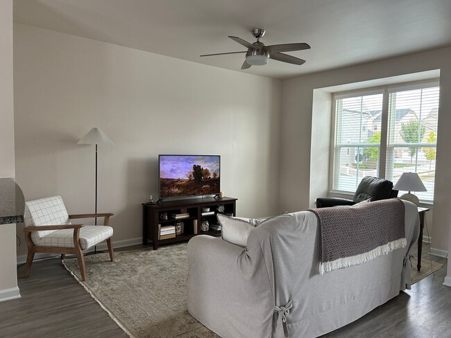 Building Photo - 4 Bedroom Townhome in Brunswick Crossing