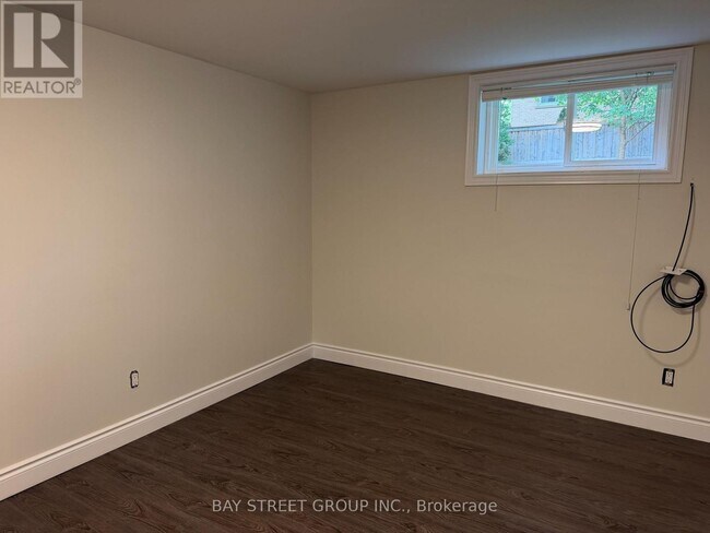 Photo du bâtiment - LOWER 123 SEARLE AVENUE