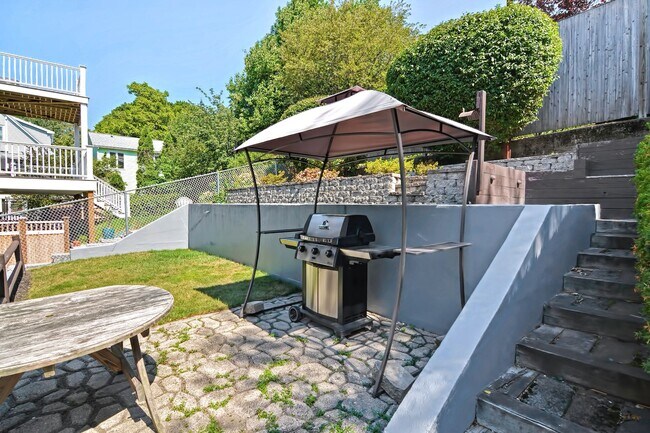 Building Photo - Newly renovated 3 bed near Davis Square!