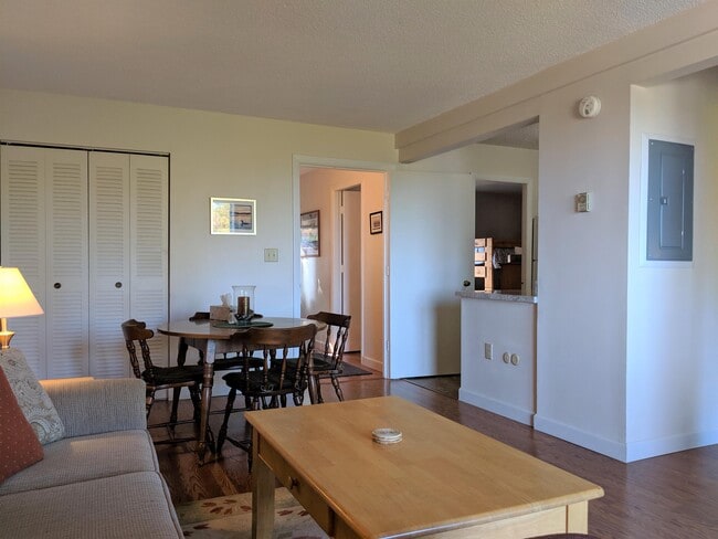 Building Photo - 160 Treetop Cir