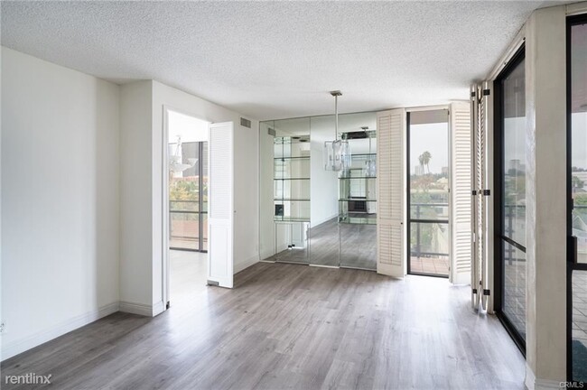 Foto del edificio - 2 br, 3 bath Condo - 211 S Spalding Dr Uni...