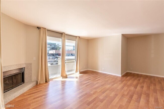 Foto del edificio - 3 br, 3.5 bath Townhome - 14948 Moorpark S...