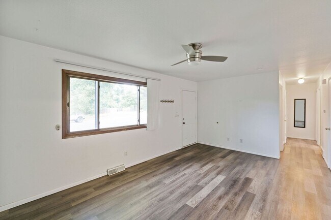 Building Photo - 833 Ponderosa Dr
