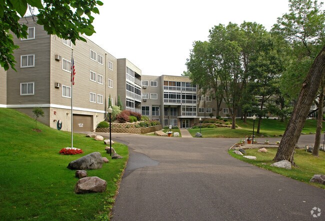 Building Photo - 135 Viking Dr E