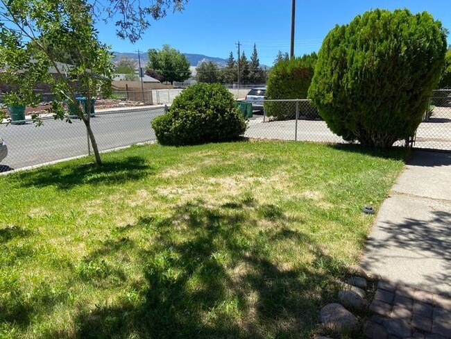 Building Photo - Reno Duplex - Pet Friendly, Garage, Dishwa...