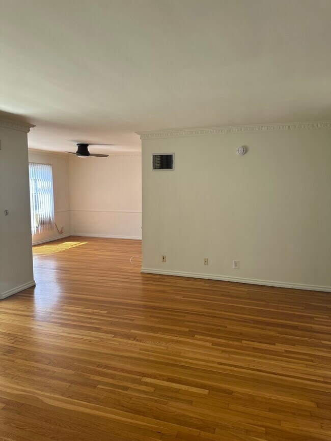 Foto del edificio - 8218 De Longpre Ave