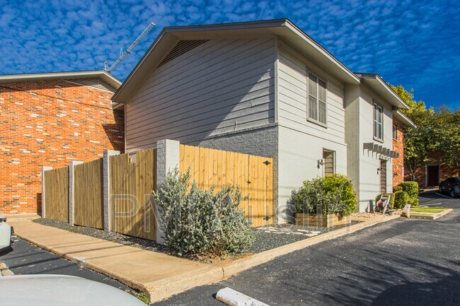 Foto del edificio - 2122 Hancock Dr