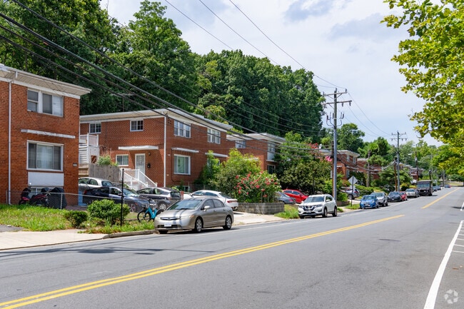 Many different styles of homes throughout Columbia Forest.