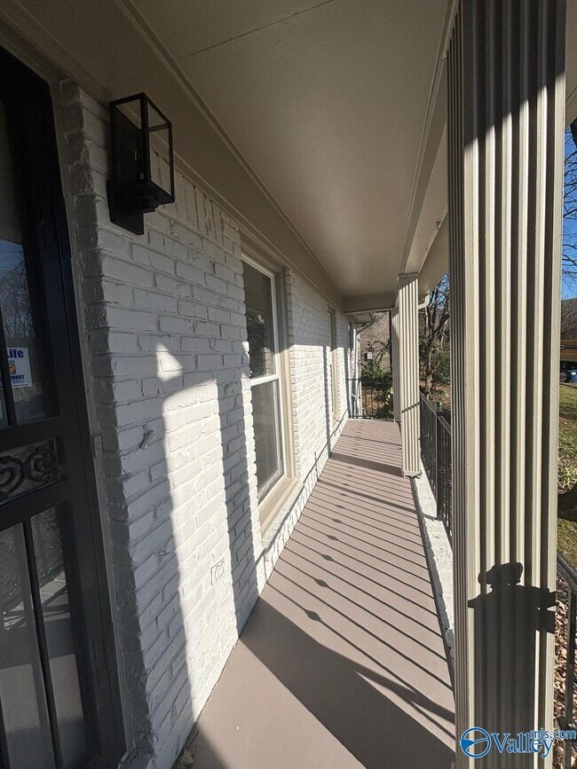 Foto del edificio - 1305 Hiwan Trail SE