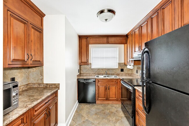 Building Photo - 2303 Colony Dr
