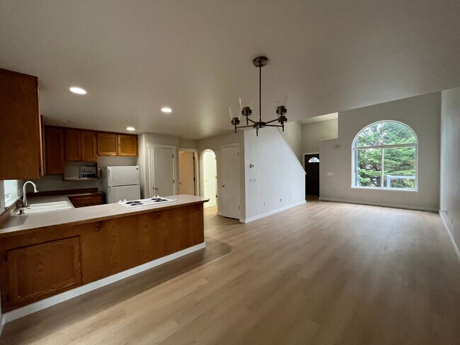 Foto del edificio - Spacious Four Bedroom Home with Bonus Room - Toledo St