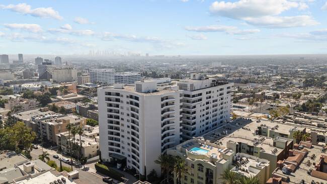 Foto del edificio - 7250 Franklin Ave