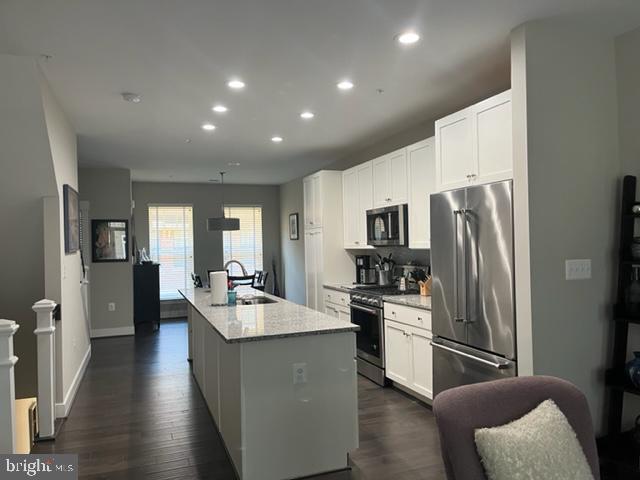 Building Photo - 404 Ironsides Square SE