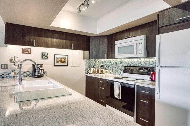 Building Photo - 1655 E Palm Canyon Dr