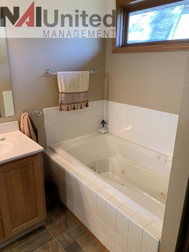 Foto del edificio - House for Rent 3 BR, 2 bath house, main floor laundry, 2 fireplaces, attached garage, Dakota Dunes