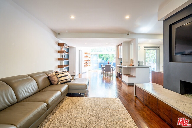 Foto del edificio - 4548 Farmdale Ave