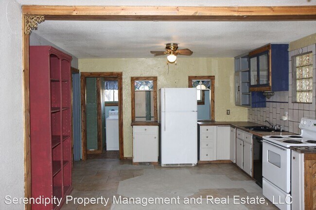 Building Photo - 2 br, 1 bath House - 1321 E. 4th St