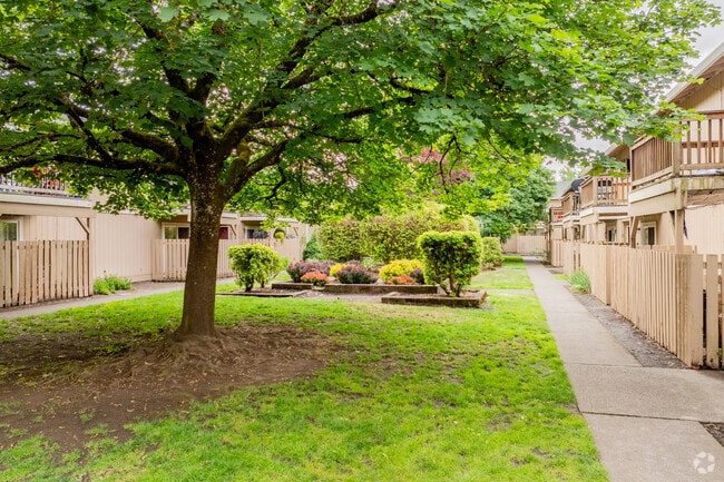 Courtyard - Images Garden View Apartments