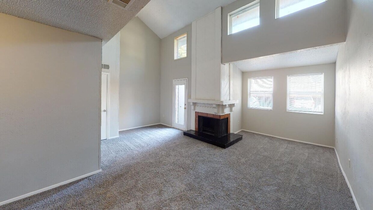 Foto principal - Two story townhouse style unit! Bedroom on...