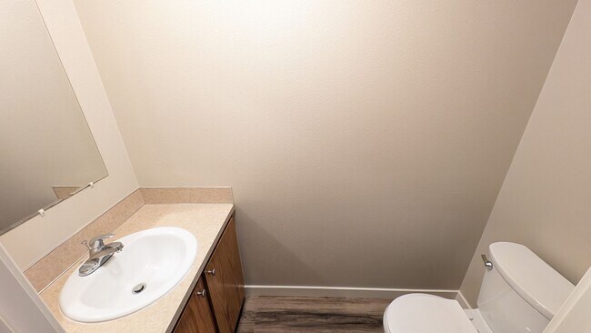 Building Photo - Wonderful townhouse in Forest Grove. First full months rent if your application is approved by Ap...
