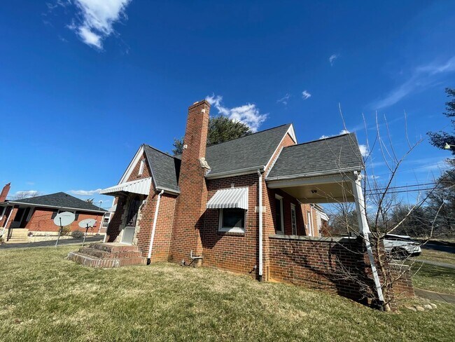 Building Photo - Fairlawn, 4 BR / 2 BA, Available March 15th