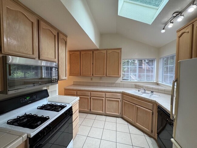 Foto del edificio - Wonderful 3 bedroom Tri-level townhome wit...