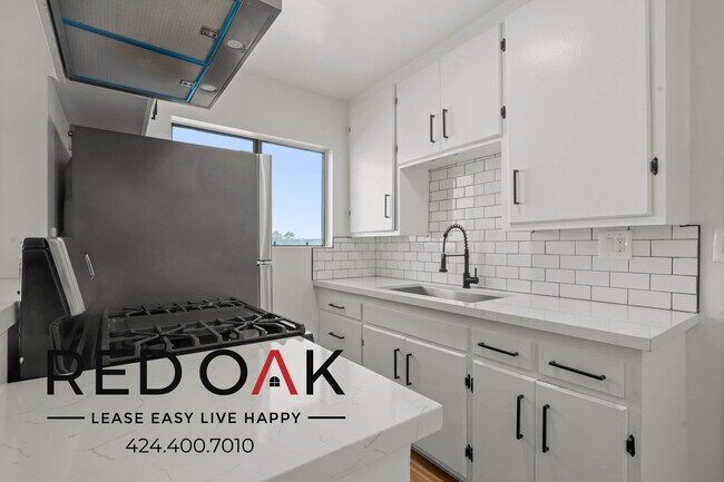 Building Photo - Stunning Top Floor One Bedroom with Bright...