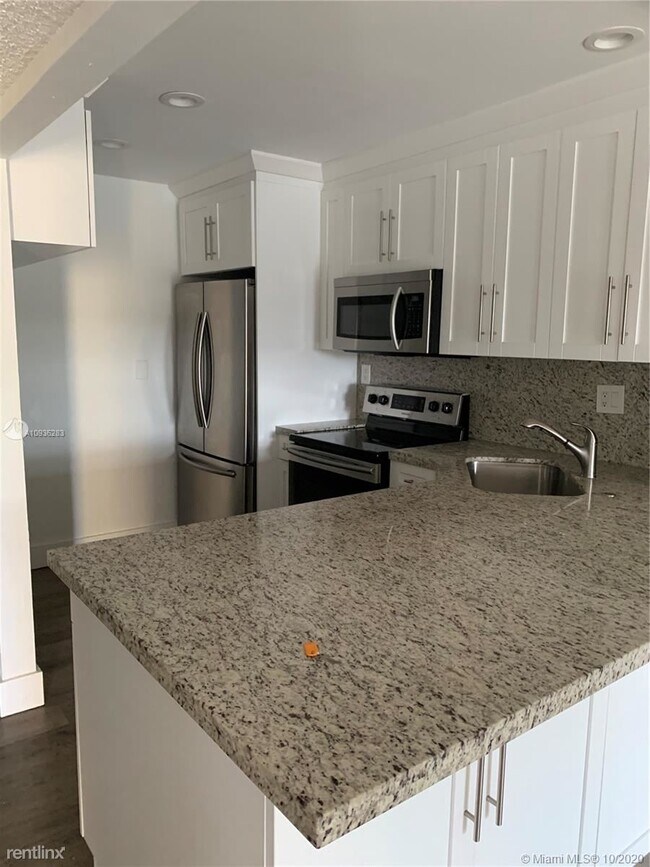 Building Photo - 1 br, 1 bath Condo - Camino Court Condo 106