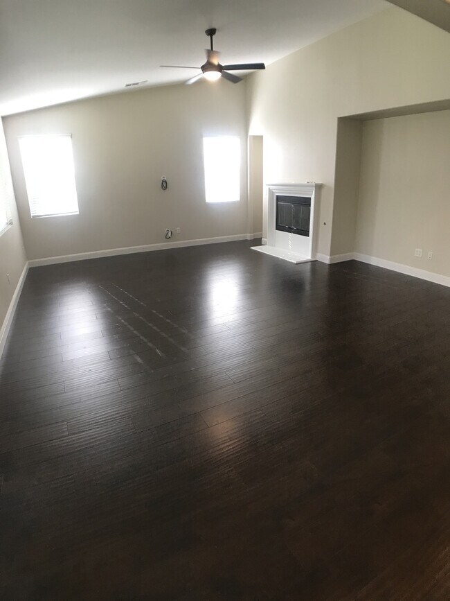 Foto del edificio - Gorgeous NW Home 4 Bed/3 Bath $2,775 Depos...