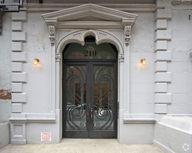 Foto del edificio - 210-214 E 5th St