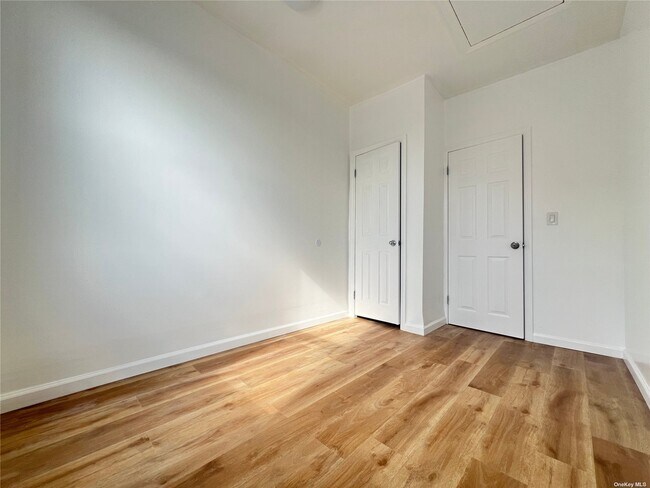 Foto del edificio - 35-23 61st St
