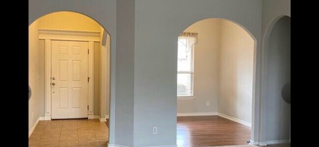 Building Photo - 2622 N Brush Creek Dr