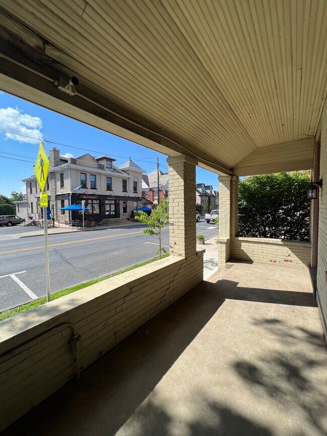 Foto del edificio - 4 Bed 2.5 Bath single family home with yar...