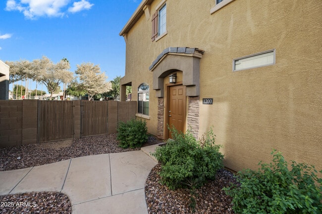 Foto del edificio - 1350 S Greenfield Rd