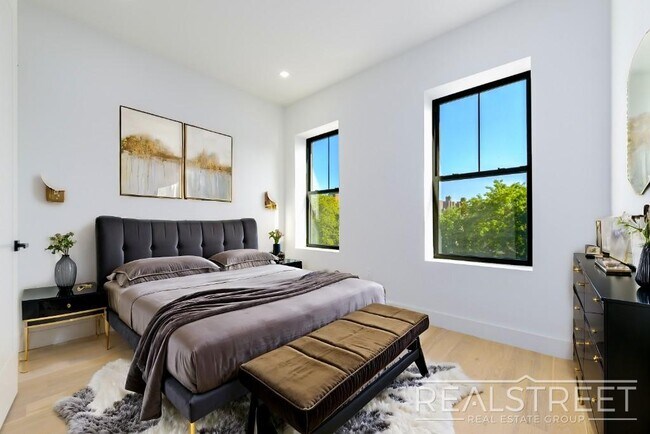 Foto del edificio - Stunning Brand New 2 Bed 2 Bath + PRIVATE ...