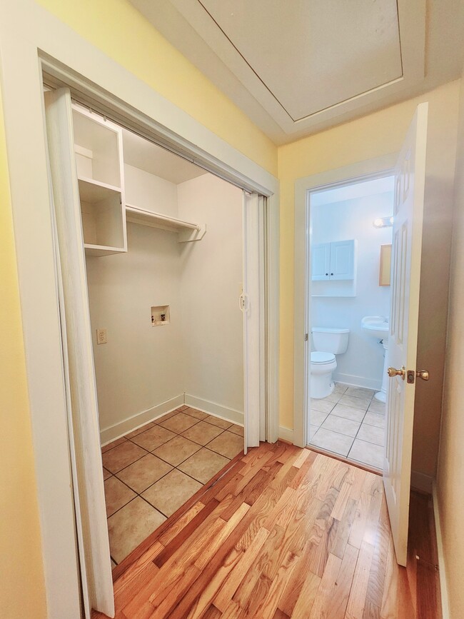 Building Photo - 725 E 10 1/2 St