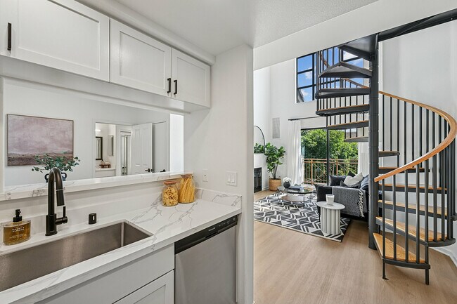 Cocinas actualizadas con interiores de diseño. - Pasadena Gateway Villas