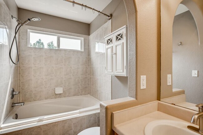 Foto del edificio - Gorgeous light and bright home in desirable Hearth neighborhood