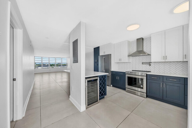 Building Photo - 3051 NE 48th St