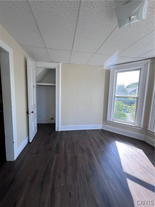 Foto del edificio - 146 E 2nd St